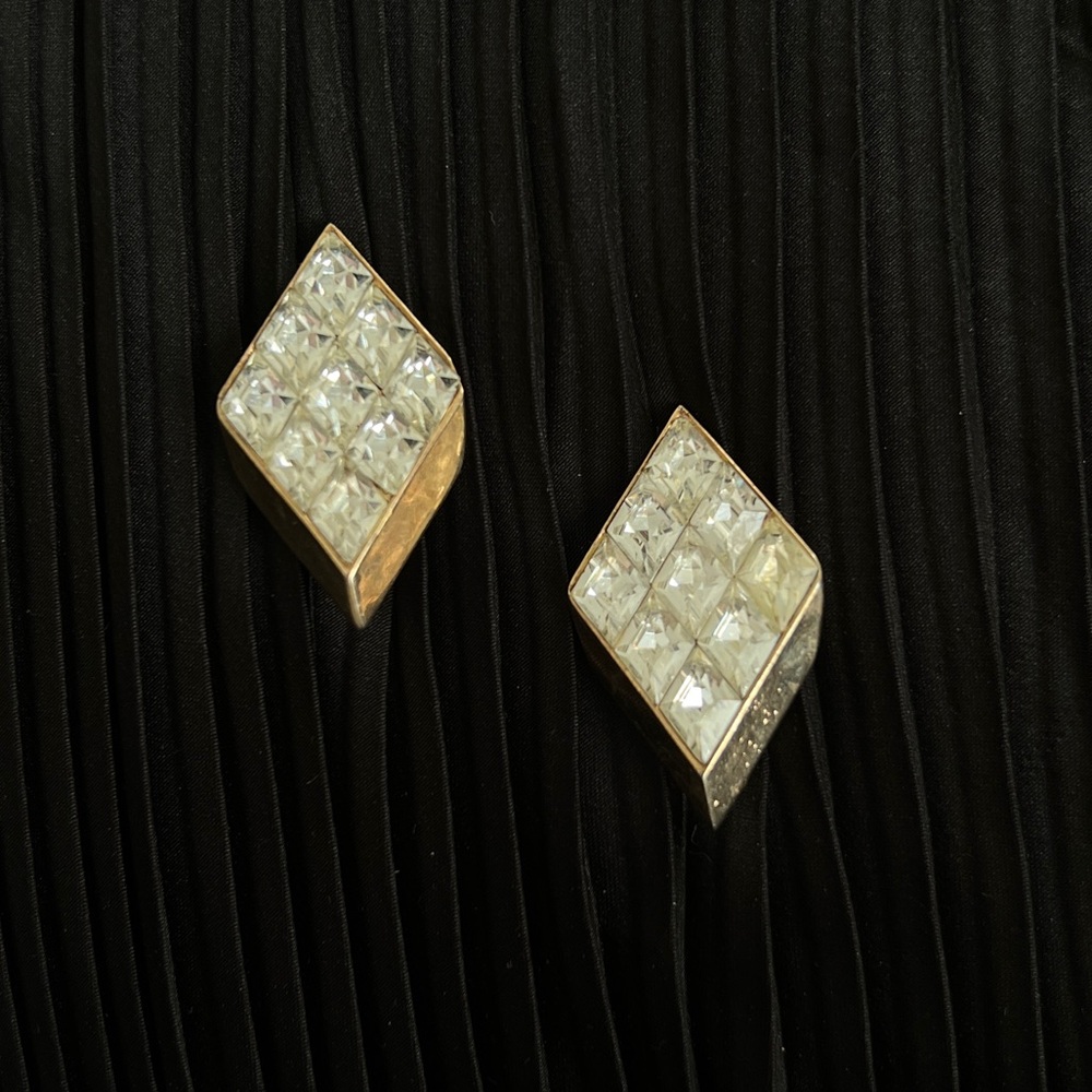 TRIFARI VINTAGE 60s/70s GOLD TONE CRYSTAL CLIP ON GEOMETRIC STATEMENT EARRINGS